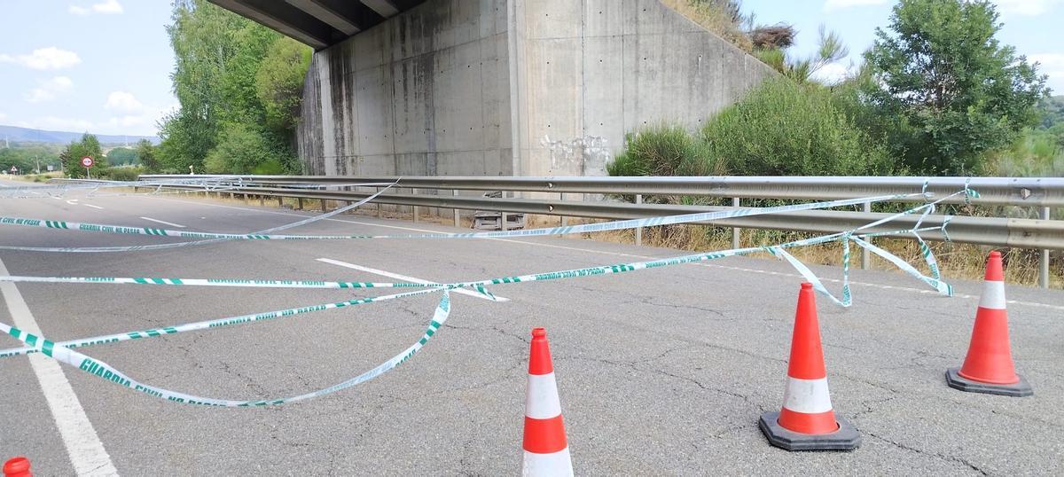 Alerta por el desprendimiento de varios cascotes del puente de la A-52 en Castro de Sanabria.