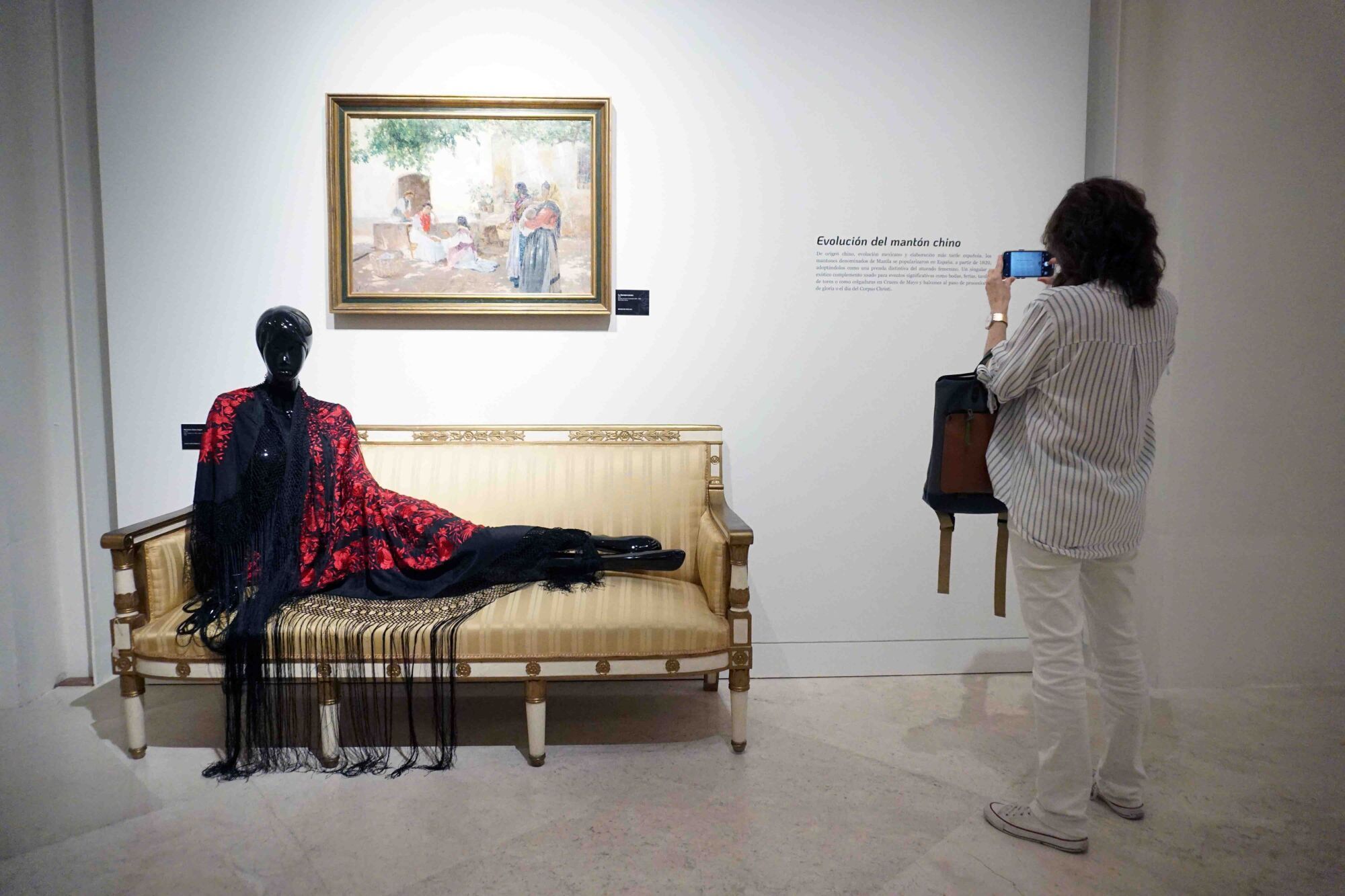 El delegado de Turismo, Cultura y Deporte, Carlos García, presenta la exposición 'El mantón de Manila. Colección Perraut en el Museo de Málaga', con la asistencia de la directora del Museo de Málaga, María Morente; Encarnación Perraut, dueña de la colección de mantones, y su hijo Jesús Burgos Perraut