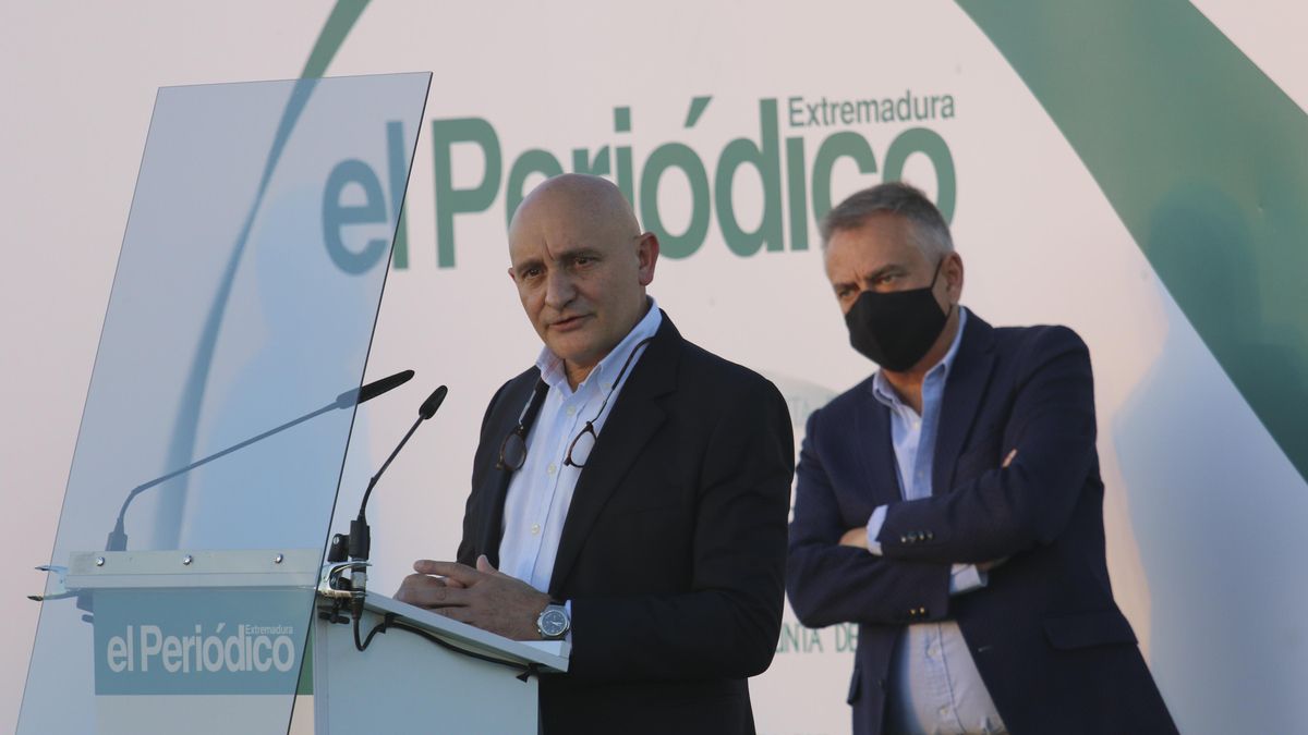 Toño Pérez y Jose Polo, Empresarios del Año 2021, durante el discurso de recogida del galardón.