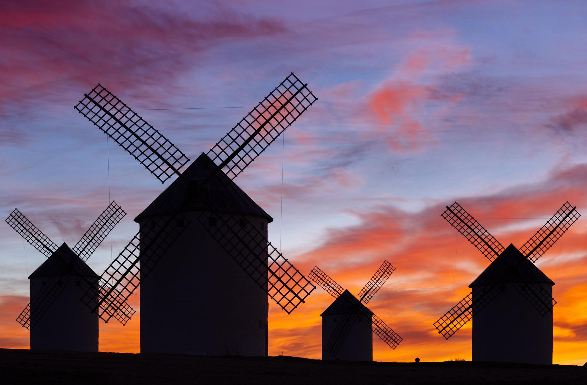 La silueta de los molinos de Campo de Criptana se recorta al atardecer