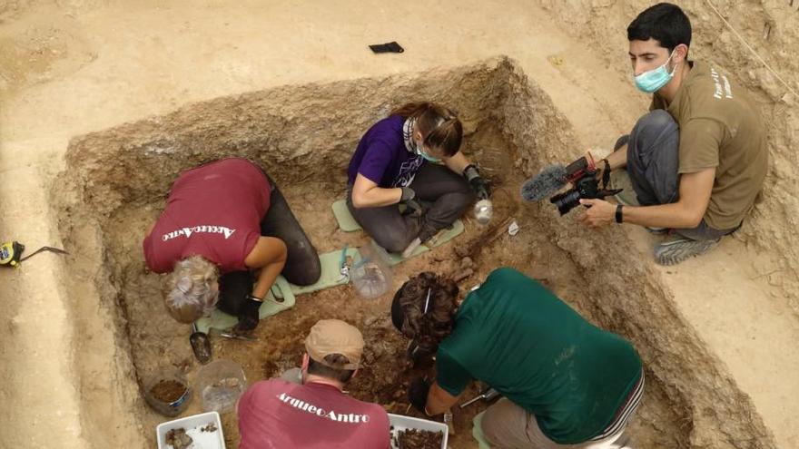 Los expertos finalizan los trabajos de exhumación.