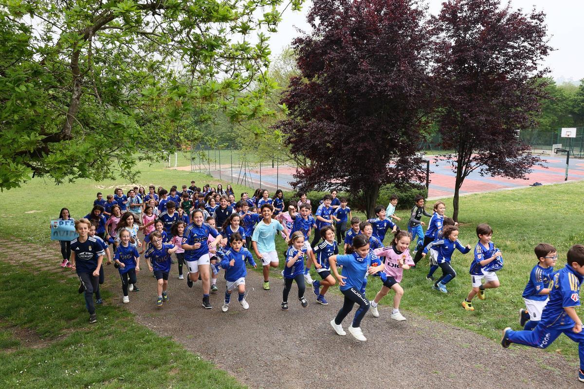 EN IMÁGENES: Los alumnos del colegio École se visten de azul para apoyar al Real Oviedo