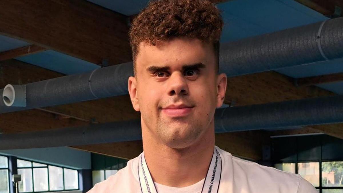 Juan Ferrón, na piscina municipal de Mos onde comezou a nadar. | // D.P.