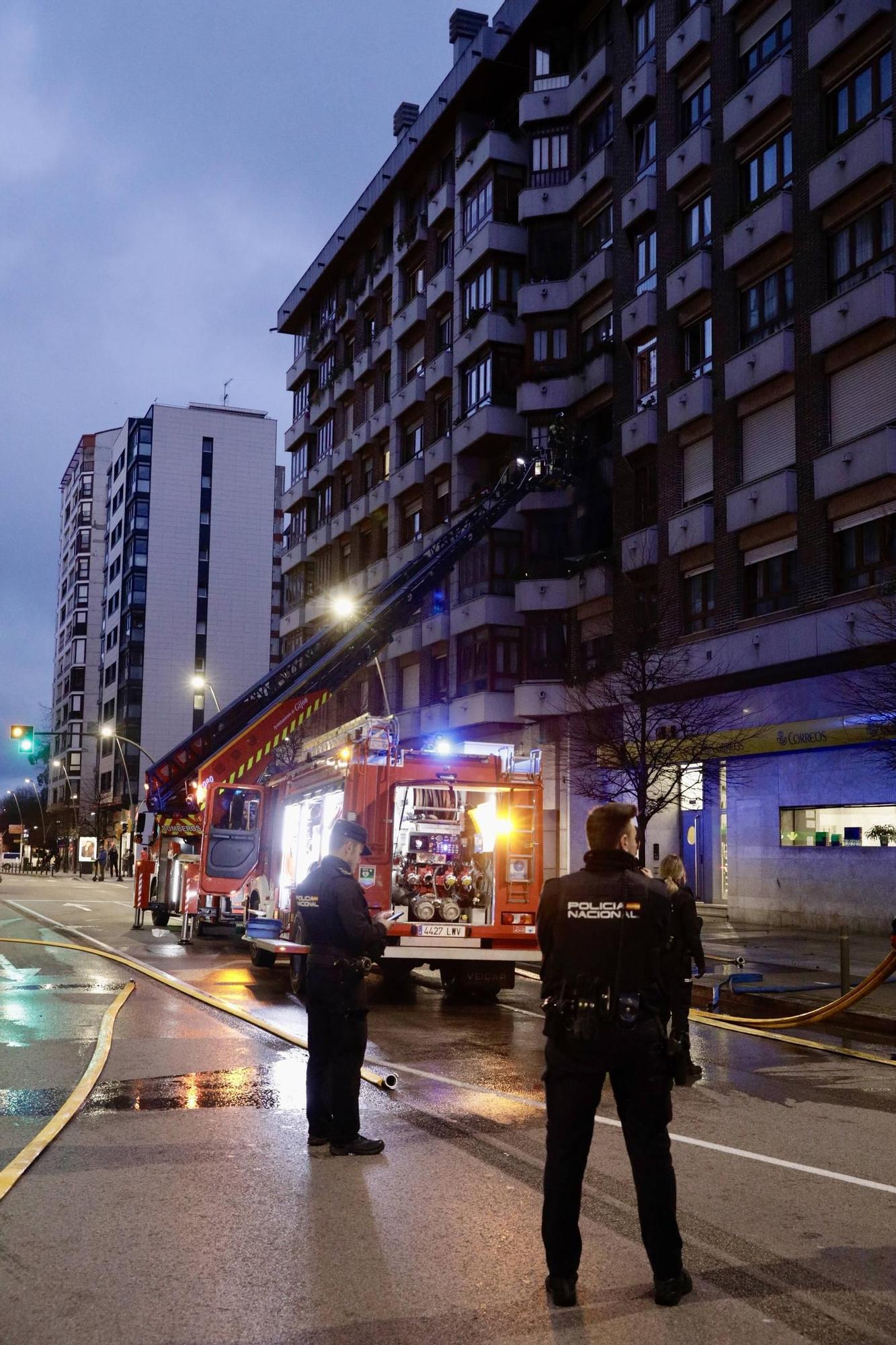 Así fue el espectacular incendio en un piso de Gijón (en imágenes)