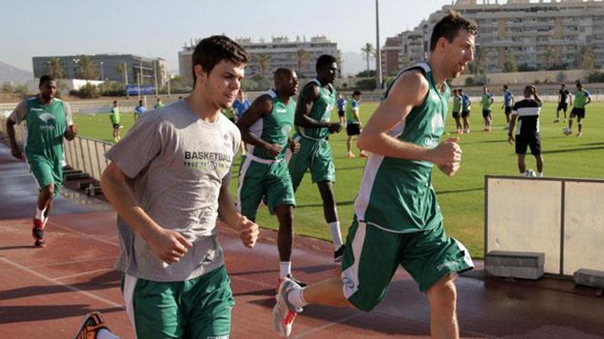 Todorovic hace carrera continua junto a Fran Vázquez en la pista de atletismo.