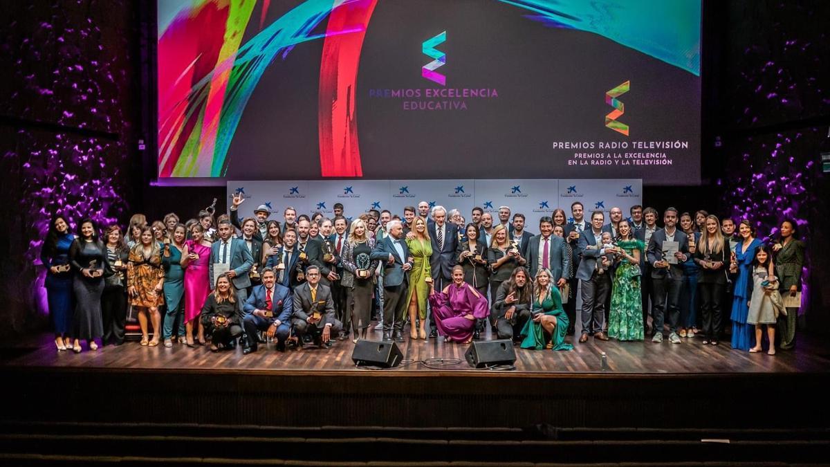 Foto de familia de los galardonados con los Premios de Excelencia Educativa y de Radio Televisión durante la Gala Social en Madrid.