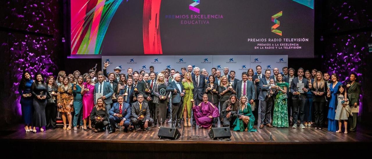 Foto de familia de los galardonados con los Premios de Excelencia Educativa y de Radio Televisión durante la Gala Social en Madrid.