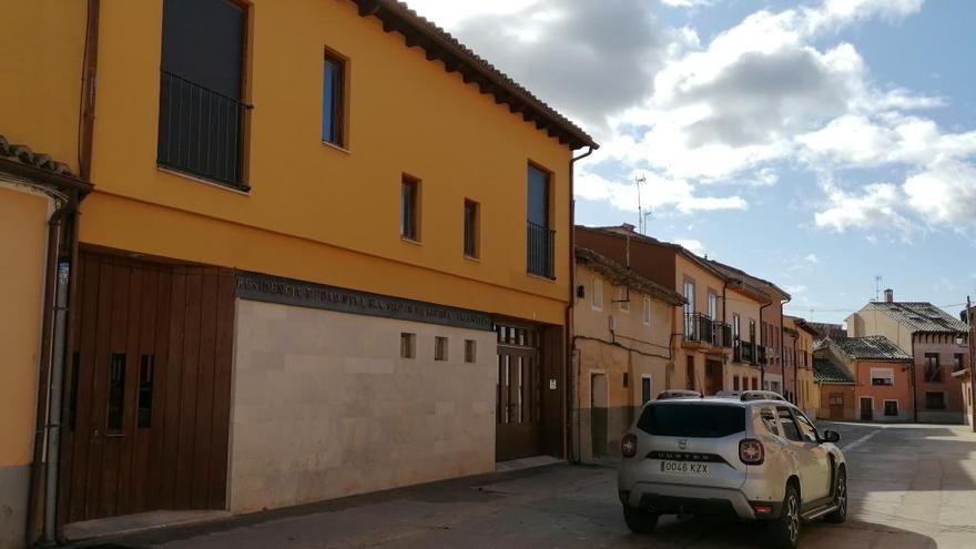 Fachada de la residencia de Toro cerrada temporalmente por la Junta.