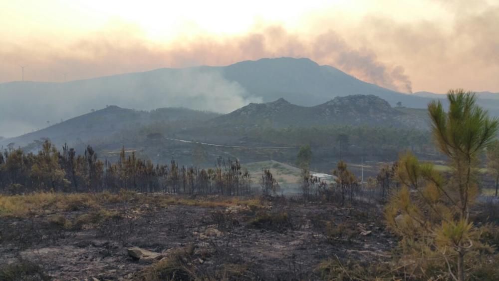 Incendios en Galicia | El fuego de Porto do Son arrasa el monte de A Curota