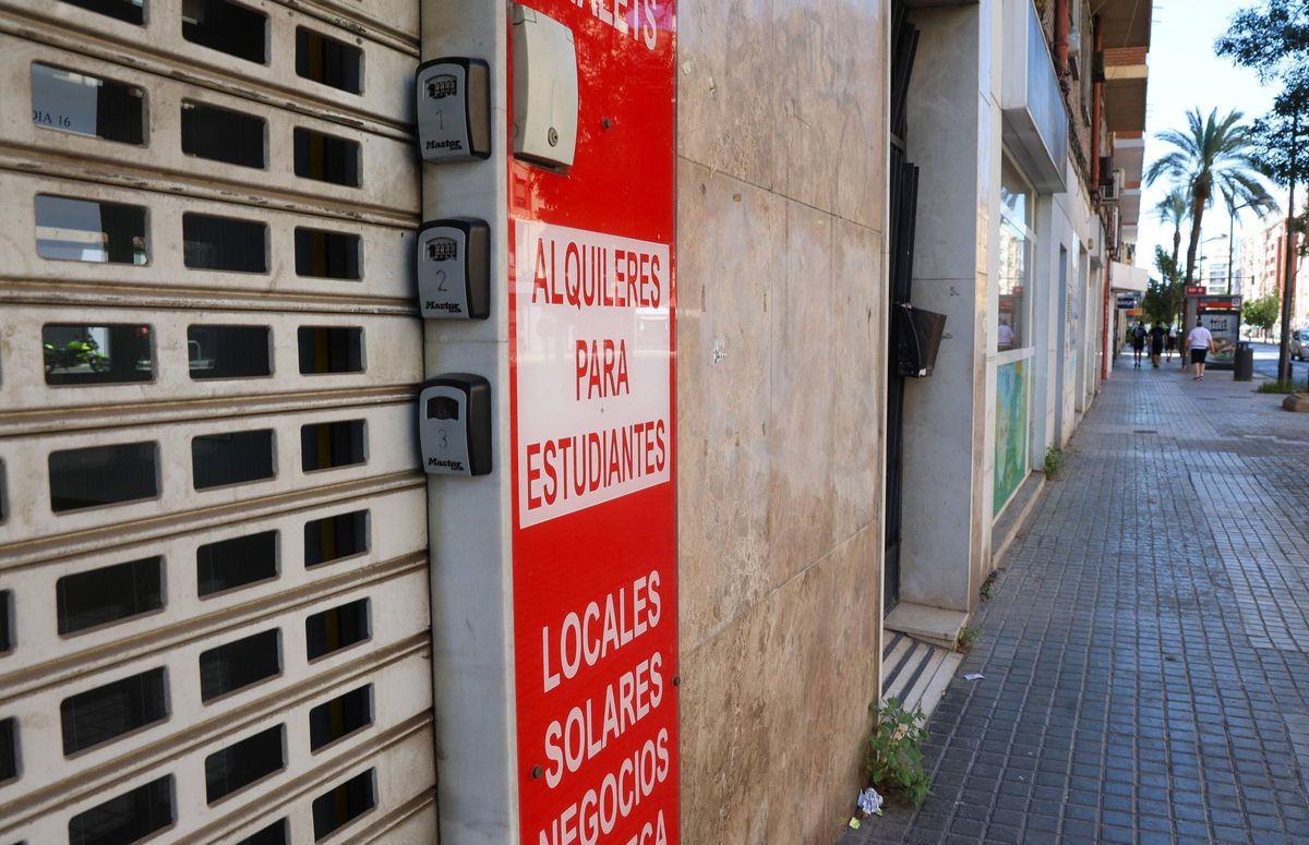Un cartel de alquiler para estudiantes, en València.