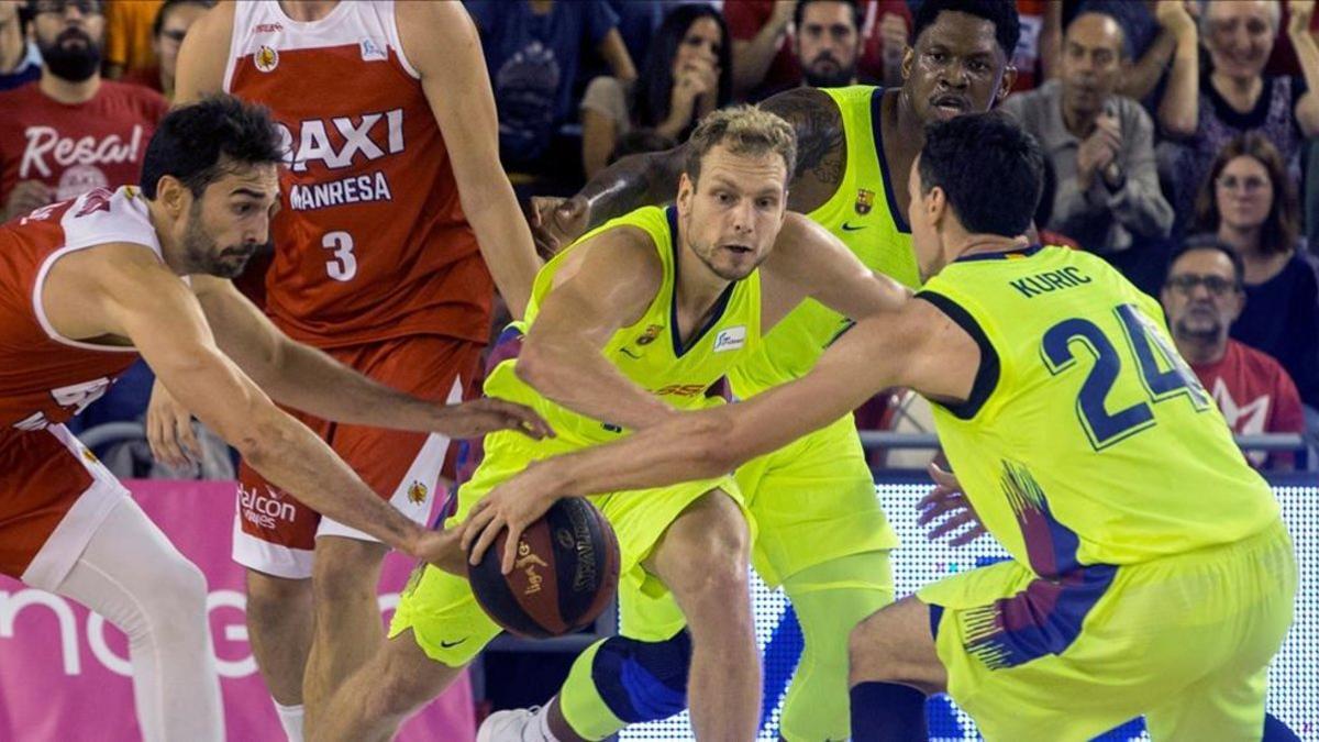 El Barça ganó en la pista del Manresa tirando del juego exterior