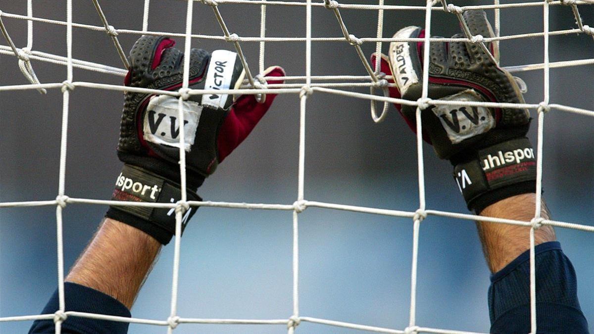 Valdés, en un entrenamiento del Barça en el viejo campo de La Masia, junto al Camp Nou.