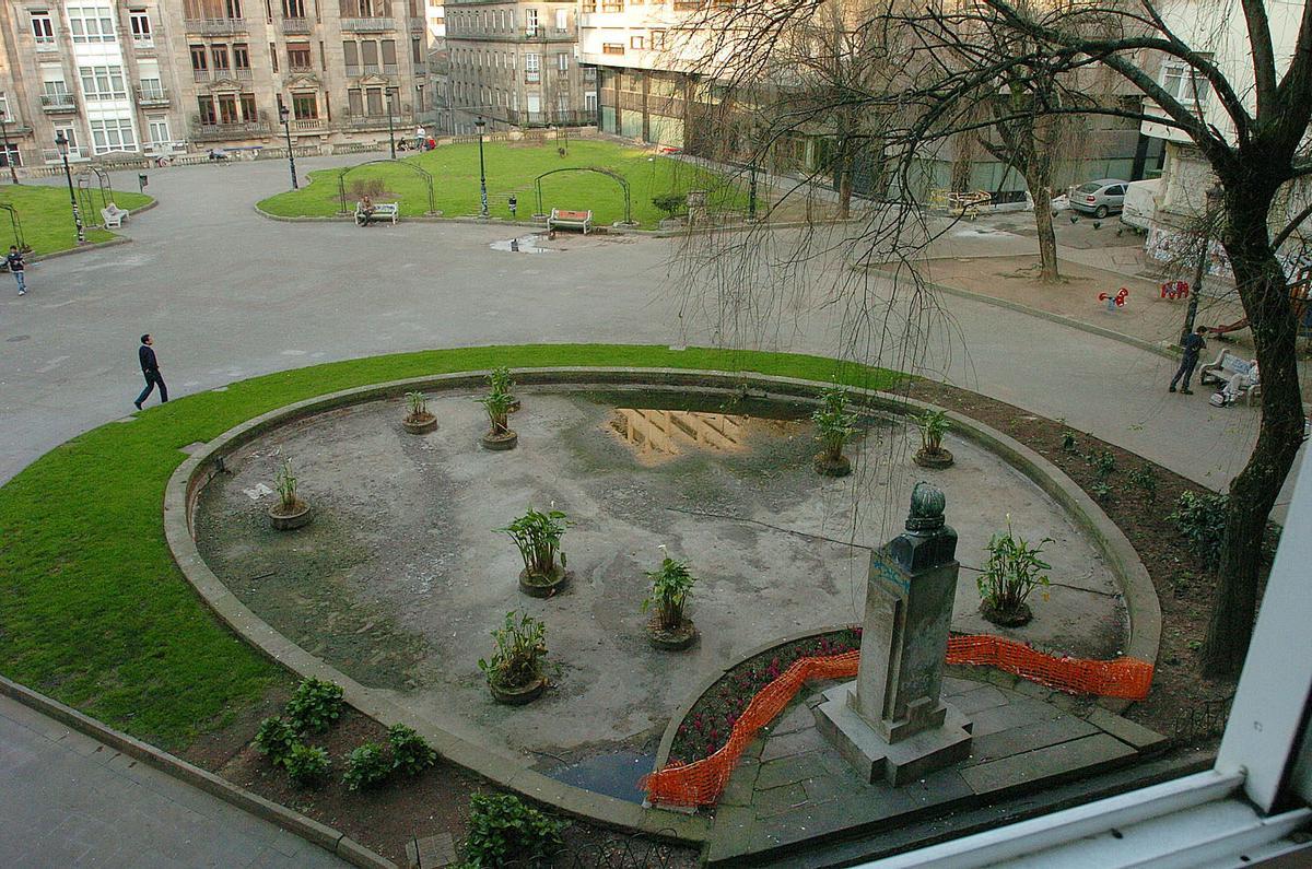 Aspecto que presentaba la Praza de Portugal en 2004, con el busto de Camões ante el estanque.