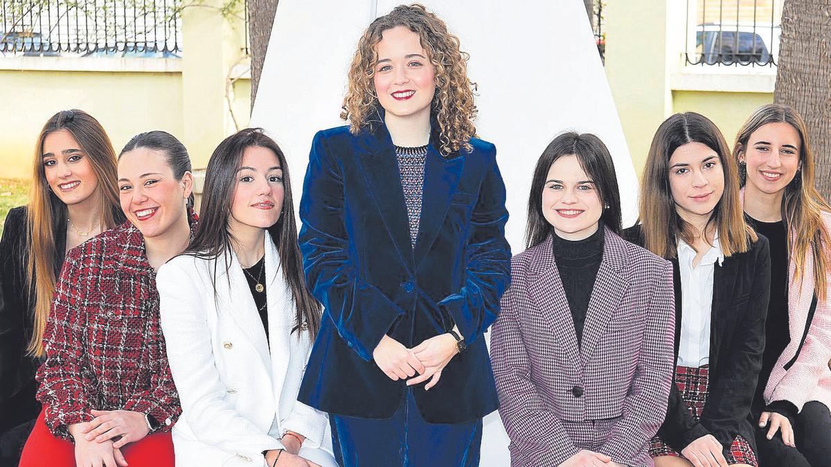 Gracia Gumbau, reina de les festes de Vila-real 2023, i les integrants de la seua cort d'honor.