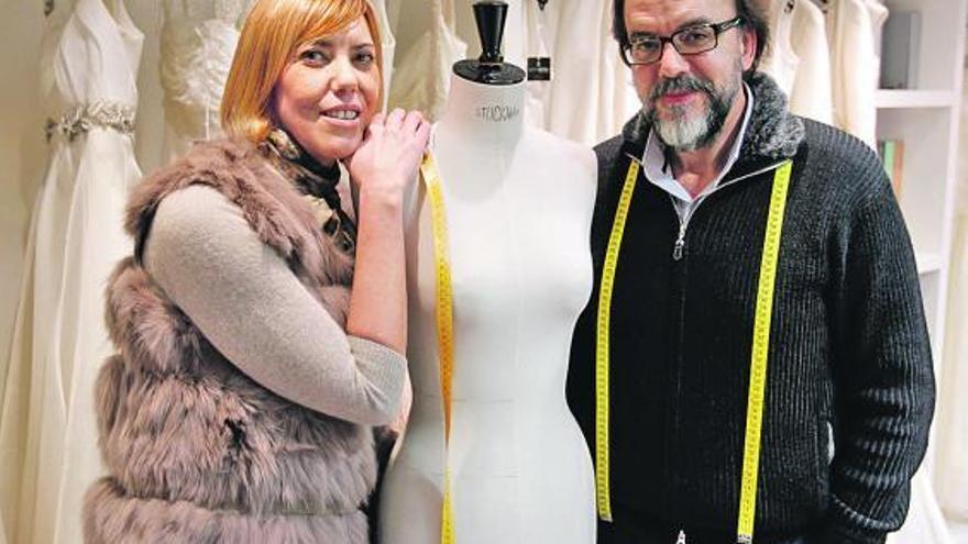 El diseñador de novias Josechu Santana y su esposa, María Argüelles, en la tienda que el martes cerró sus puertas.