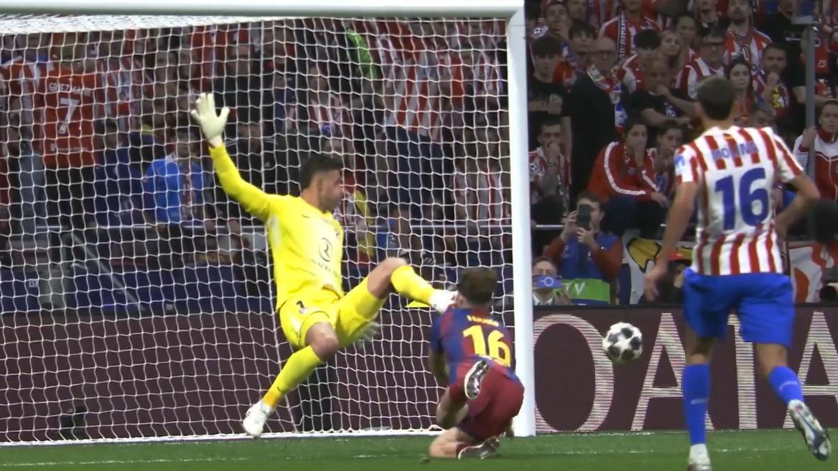 Susto con Fermín: brutal golpe y aparatosa hemorragia que no impidió que el jugador siguiera en el césped