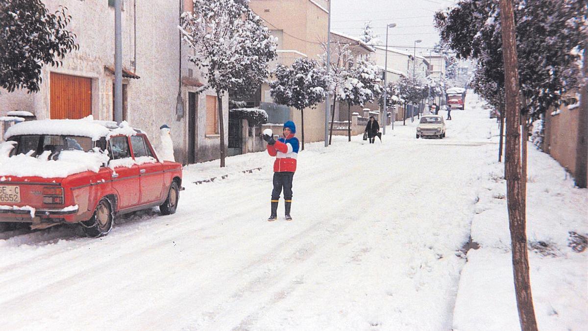 Vista del carrer Pere Alsius de Banyoles, durant la nevada de 1985.