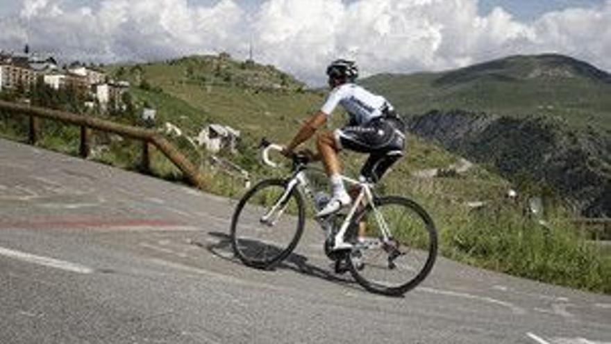 La Gendarmería detiene a Contador en los Alpes por no llevar luz en la bicicleta