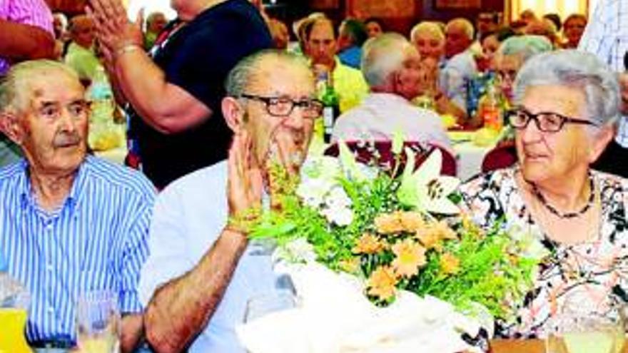 Tres oliventinos reciben el pin de platino de los donantes