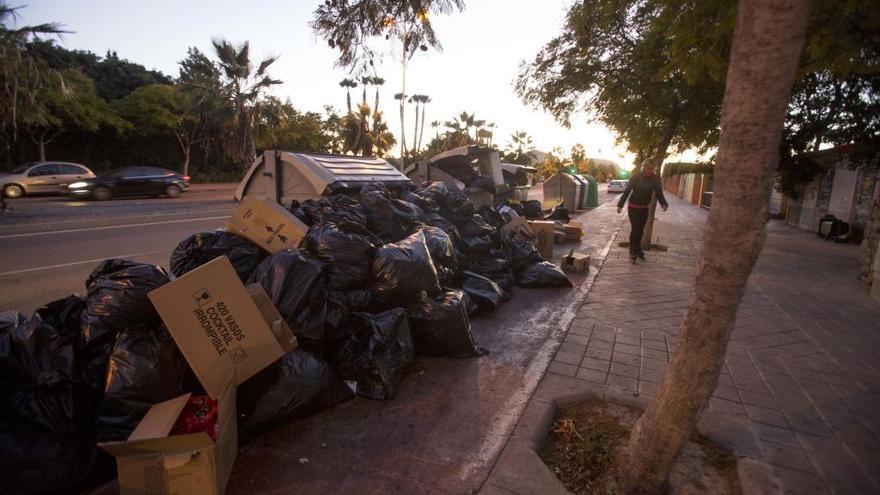 Desperdicios acumulados el 1 de enero en la zona del Golf de la Playa de San Juan