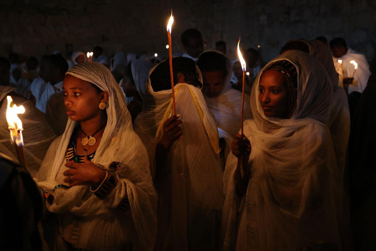 Cristianos ortodoxos celebran “Fuego Sagrado” en Jerusalén. eregrinos cristianos ortodoxos sostienen velas durante la ceremonia del Fuego Sagrado, un día antes de la Pascua ortodoxa, el sábado 15 de abril de 2023 en la Iglesia del Santo Sepulcro en la Ciudad Vieja de Jerusalén, donde muchos cristianos creen que Jesús fue crucificado y enterrado antes de resucitar.