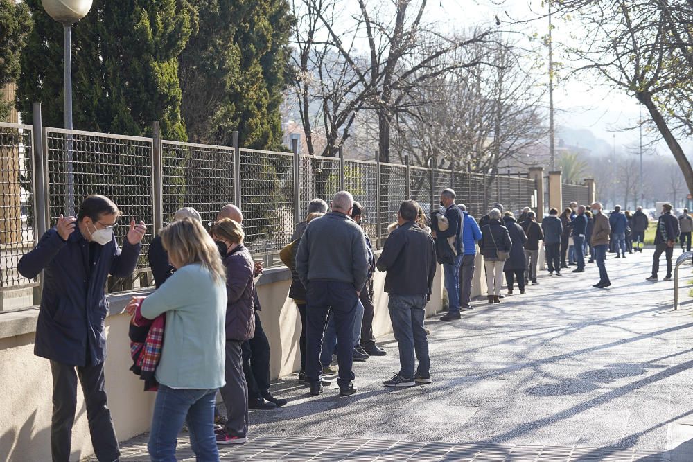 Llargues cues en la represa de la campanya d'AstraZeneca a Girona