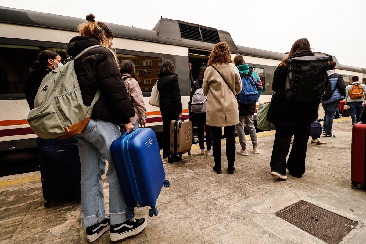 Pasajeros de la línea subiendo a un tren.