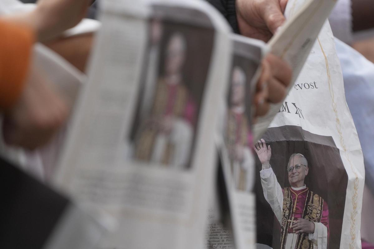 El papa León XIV reza su primer Regina Caeli en la Basílica de San Pedro