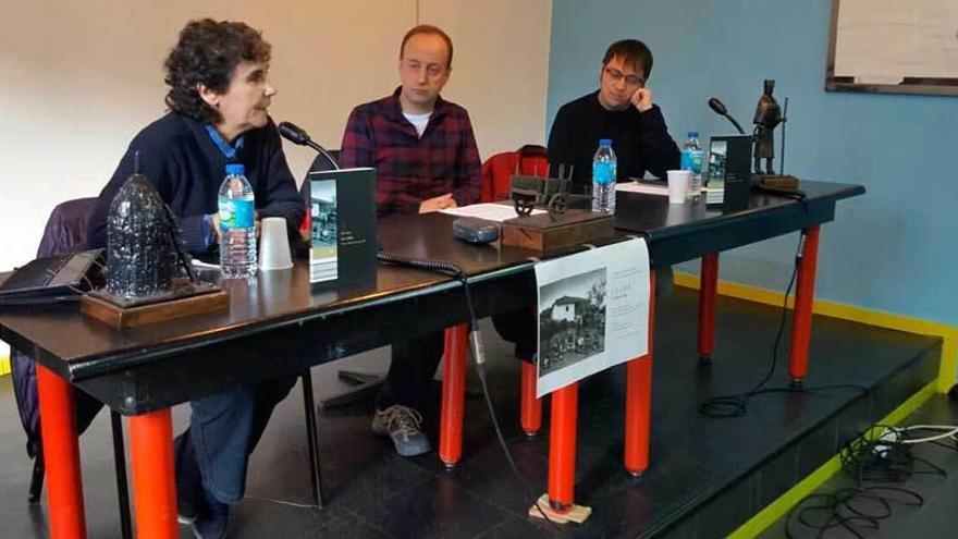 Esther Prieto, Elías Veiga y Xosé Ambás, ayer, en Navelgas.