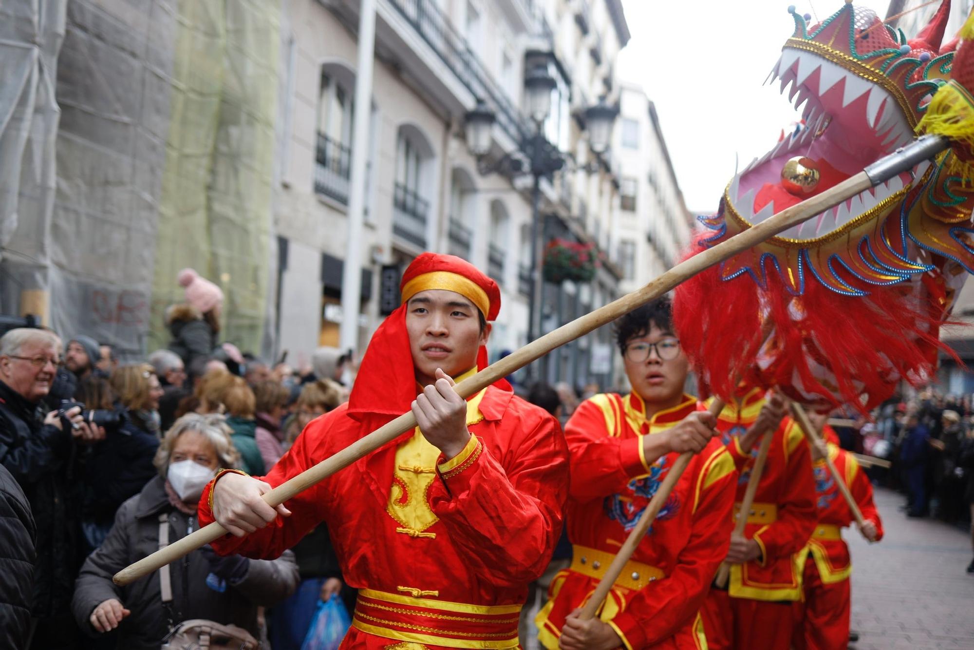 La comunidad china de Zaragoza desfila por el centro para celebrar el Año del conejo