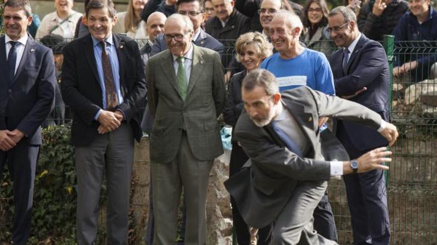 El lanzamiento de bolo del Rey que asombró a los vecinos de Moal