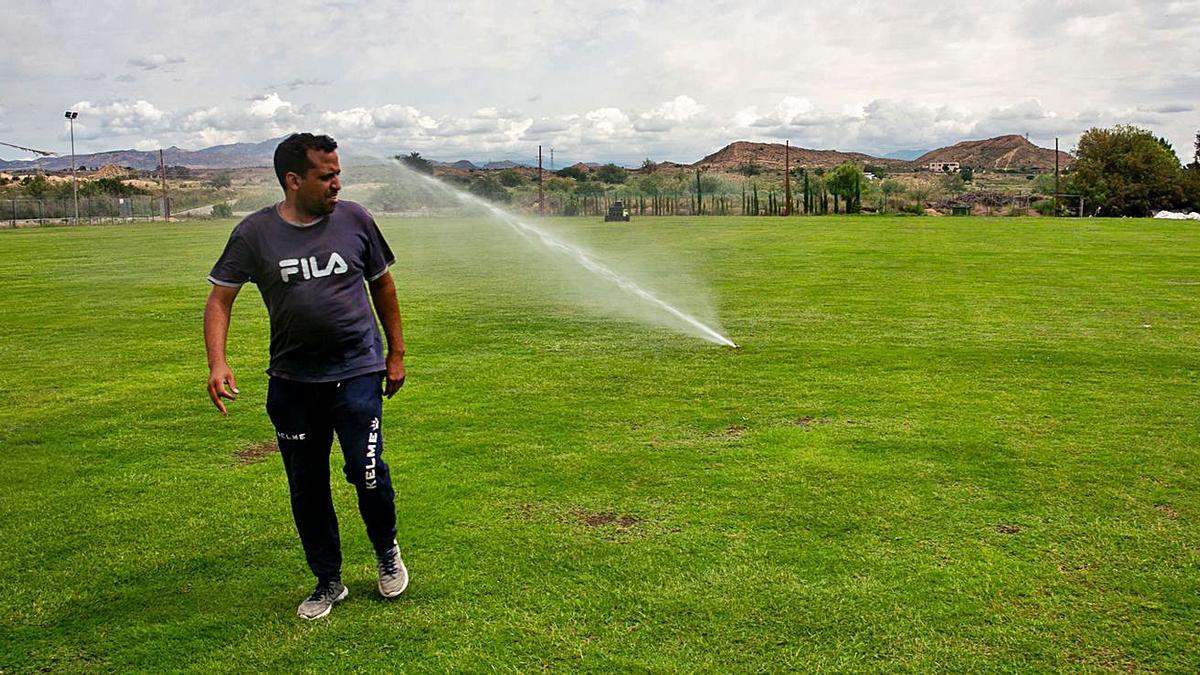 Un trabajador en las instalaciones de Fontcalent, en una imagen de esta semana. | RAFA ARJONES