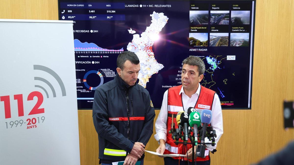 Carlos Mazón y Vicent Mompó, atienden a los medios, en una imagen captada el 31 de octubre de 2024 en el Centro de Coordinación de Emergencias de l'Eliana. / Francisco Calabuig