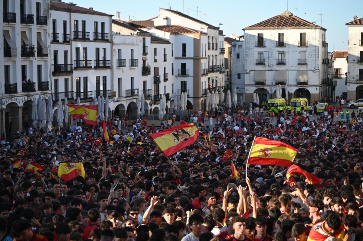 Bandera franquista en la Plaza Mayor de Cáceres.