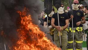 VALLADOLID, 29/08/2025.- Bomberos forestales se concentran ante las Cortes de Castilla y León para protestar por la gestión de los incendios forestales, sobre la que comparece en el hemiciclo el presidente de la Junta, Alfonso Fernández Mañueco. EFE/Nacho Gallego