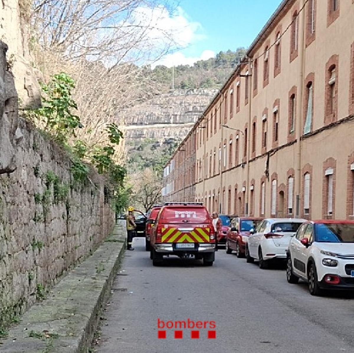 Els Bombers treballant a l'edifici de Cal Pons que ha patit l'ensorrament a la planta baixa