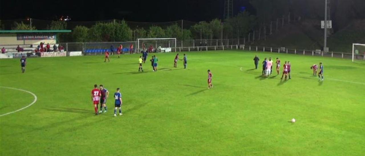 Los jugadores del Alondras lamentan la derrota tras el pitido final.