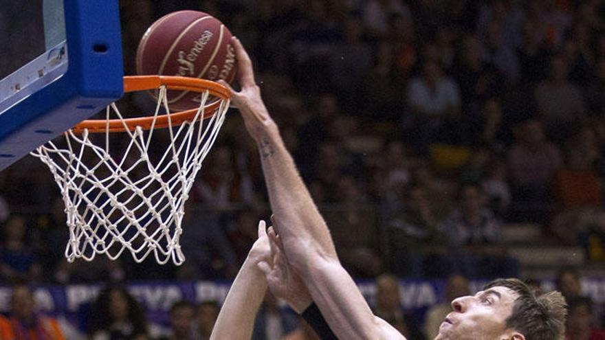 El pívot del Unicaja Fran Vázquez y el pívot del Valencia Basket Bojan Dubljevic, durante el partido.