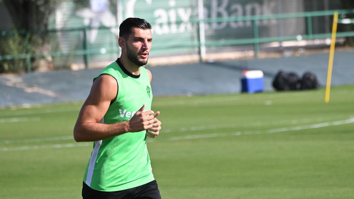 Rafa Mir, durante un entrenamiento con el Elche, esta temporada.