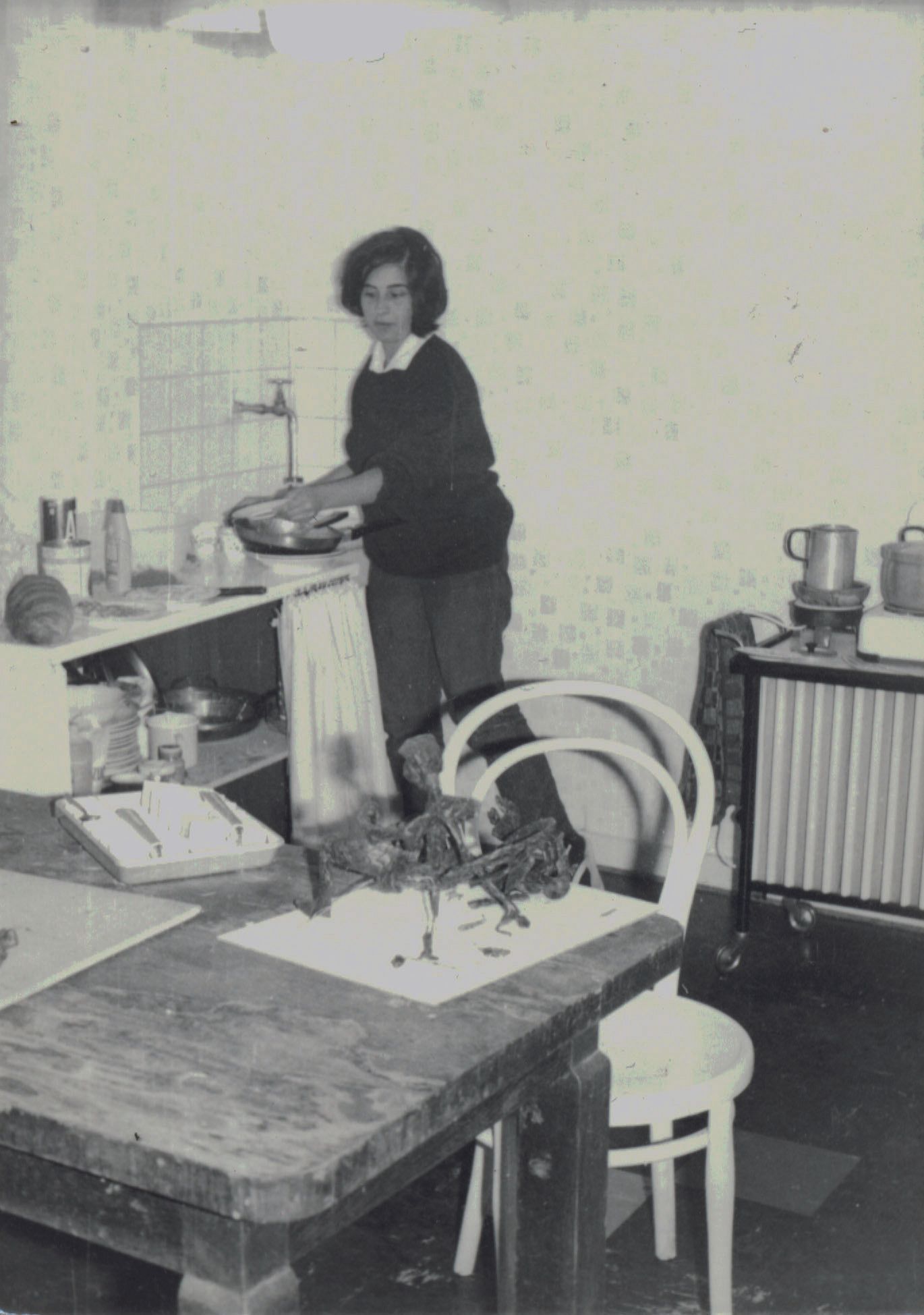 La artista, durante su estancia en Alemania en los 60, en el estudio improvisado que se creó en su casa