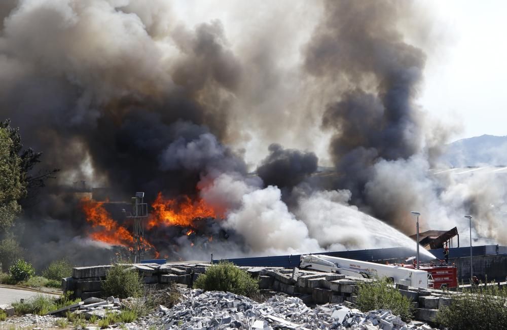 El fuego se ha registrado en una nave dedicada al reciclaje de residuos