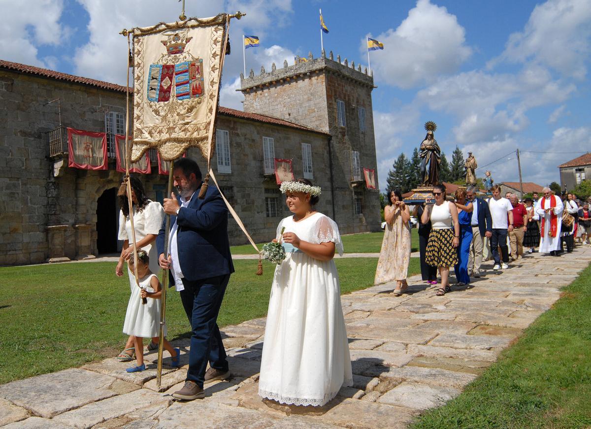 Es el último domingo del mes de agosto, el día más especial del año en el Pazo de Oca. Como marca la tradición y coincidiendo con la celebración del Sagrado Corazón, el duque de Segorbe, Ignacio Medina y Fernández de Córdoba y la princesa María de la Gloria de Orleans y Bragança abren las puertas del conocido como «Versalles gallego» para recibir una vez más a sus amigos. Es el último domingo del mes de agosto, el día más especial del año en el Pazo de Oca. Como marca la tradición y coincidiendo con la celebración del Sagrado Corazón, el duque de Segorbe, Ignacio Medina y Fernández de Córdoba y la princesa María de la Gloria de Orleans y Bragança abren las puertas del conocido como «Versalles gallego» para recibir una vez más a sus amigos.