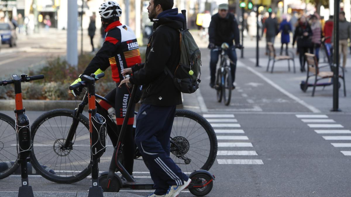 Usuarios de bicis y patinetes en Zaragoza.