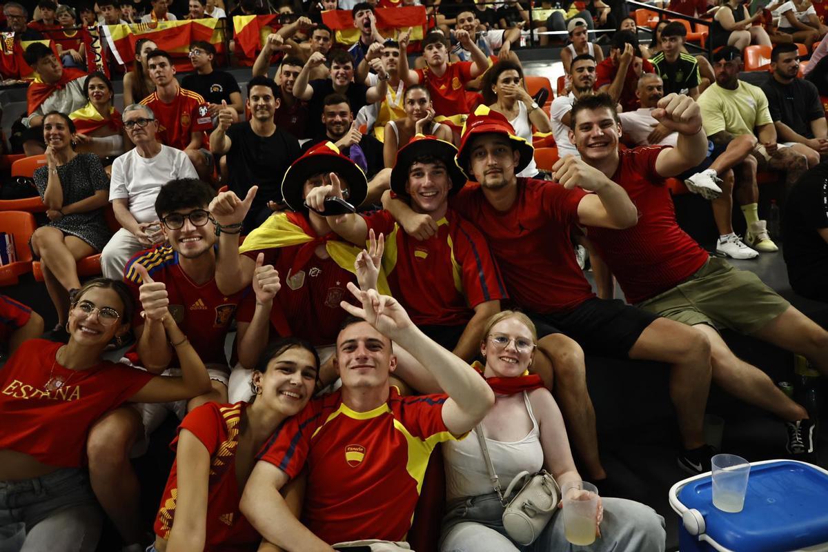 Llenazo en la Fonteta para ver la final España-Inglaterra Llenazo en la Fonteta para ver la final España-Inglaterra