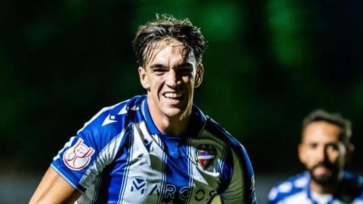 Carlos Espí celebra uno de sus dos goles.