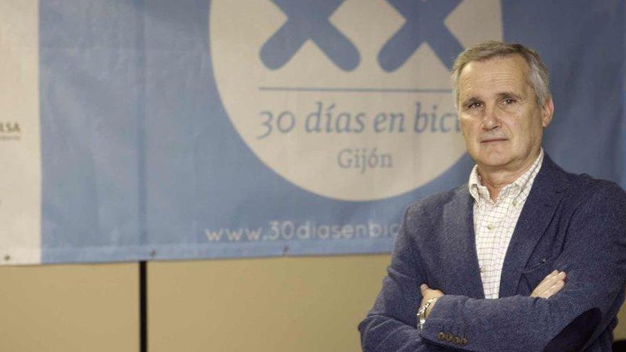 Francisco Bastida, ayer, antes de impartir la charla organizada por "30 días en bici".