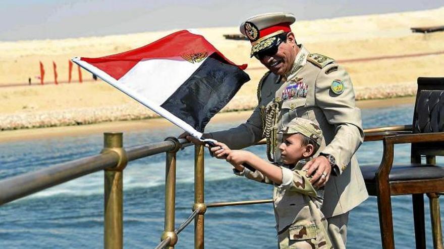 Abdel Fattah al-Sisi, amb un nen, en un vaixell que navega pel canal durant els actes d&#039;inauguració