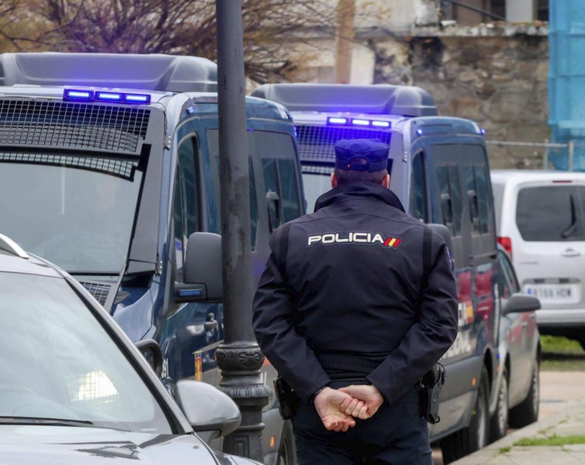 Una intervención de la Policía Nacional en Vilagarcía. | IÑAKI ABELLA