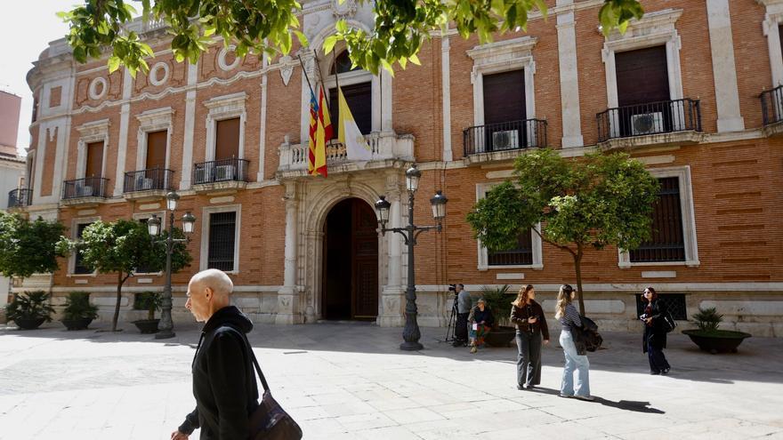 El Arzobispado se lía con las banderas