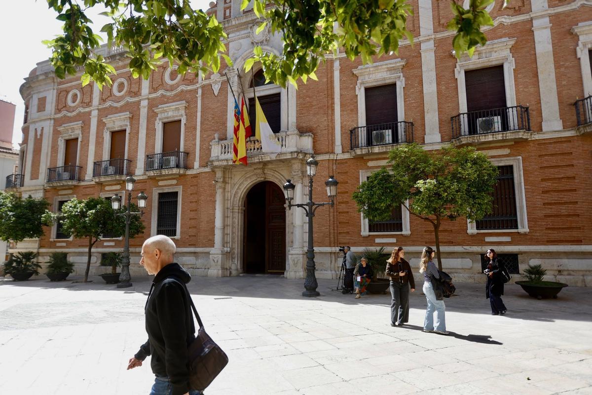 Fachada del Arzobispado de Valencia con las banderas de la Comunitat Valenciana, España y El Vaticano.